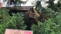 Vichřice, která se prohnala v neděli Karlovarským kraje, vyvracela stromy, trhala střechy a odnesla to i řada automobilů.