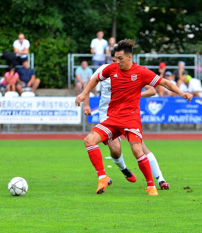 Mariánskolázeňským viktoriánům (v bílém) vstup do podzimní části Fortuna Divize A vůbec nevychází. Po propadáku v Dobříši nestačili v domácí premiéře na favorizovaný Tachov (v červeném), kterému nakonec podlehli 0:2.