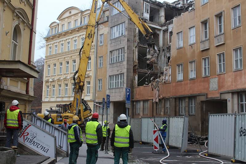 Bývalý komplex policejních budov v karlovarské ulici I. P. Pavlova, kde sídlilo za války gestapo, bourají v současné době bagry. Objekty nahradí luxusní hotel.