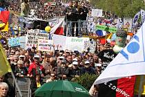 Na sto tisíc lidí demonstrovalo 21. dubna v Praze na Václavském náměstí proti vládě. Demonstraci pořádaly odbory a občanské iniciativy.