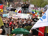 Na sto tisíc lidí demonstrovalo 21. dubna v Praze na Václavském náměstí proti vládě. Demonstraci pořádaly odbory a občanské iniciativy.