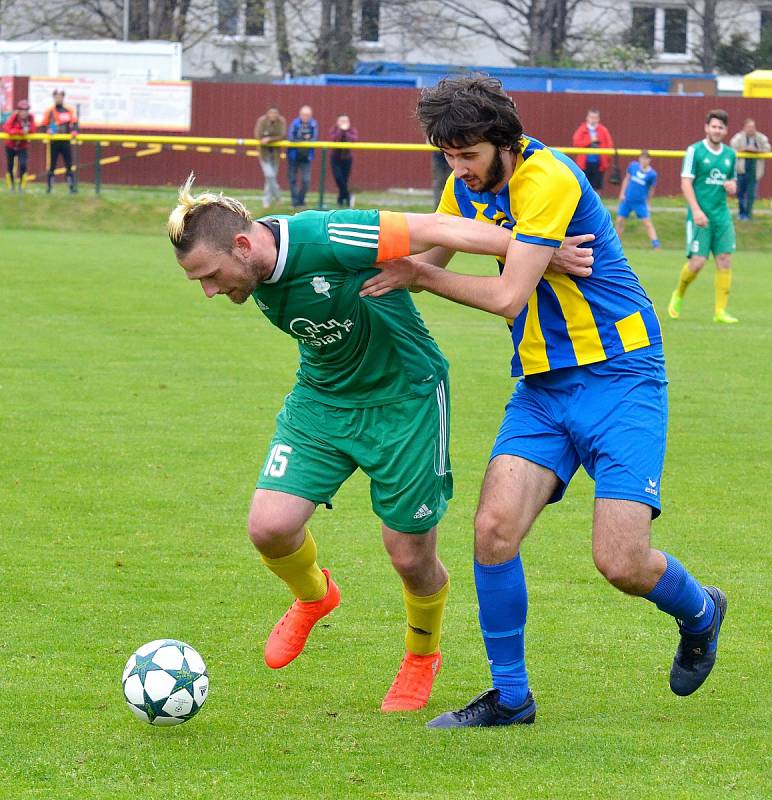 První jarní krajské derby bylo o víkendu na programu na dvorském stadionu, kde tvrdili roli favorita hráči v trikotech karlovarského 1.FC, kterým se postavila do cesty fotbalová družina Mariánských Lázní (ve žlutém). Právě Mariánské Lázně na půdě favorita