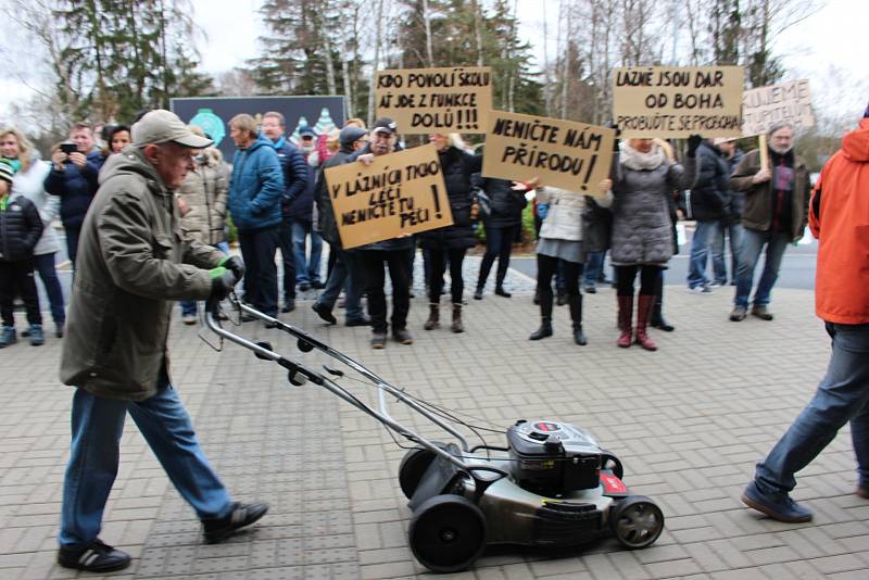 Protestní akce u karlovarského letiště.