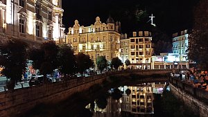 Karlovy Vary zůstanou dál nasvíceny.