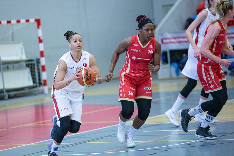 Utkání o třetí místo českého poháru v basketbalu žen, Final 4 v Karlových Varech, BS DSK Basketball Nymburk KV - BLK Slavia Praha (v červených dresech).