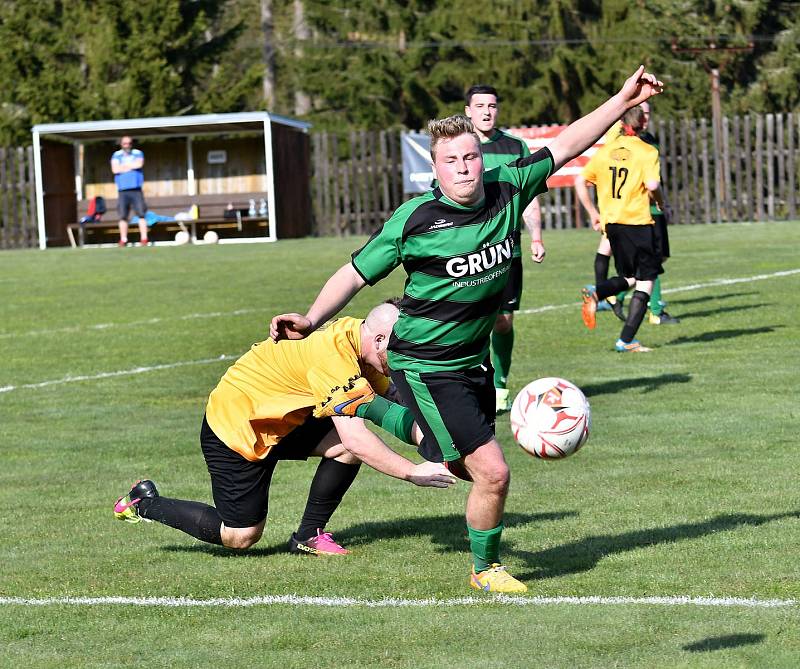 Božičany (ve žlutém) udolaly Pernink v poměru 4:3.