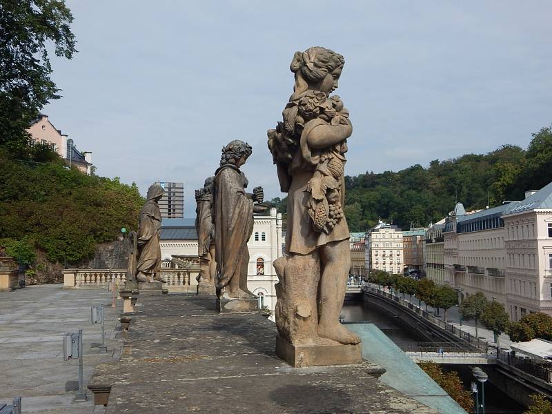 Centrum města Karlovy Vary zůstává i nadále prázdné. Lidé věří, že se po rozvolnění opatření život do města zase vrátí a turisté začnou do centra opět přijíždět.