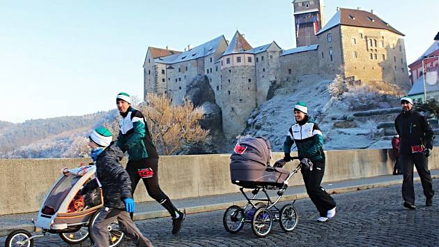 Na novoroční předsevzetí mnozí lidé stále věří a ta, která si dají, se pokoušejí i dodržet. Ti, co holdují pohybu nebo se pohybovat chtějí, obvykle hned 1. ledna vyrážejí na některý z novoročních běhů. Jako tomu bylo například v Lokti.