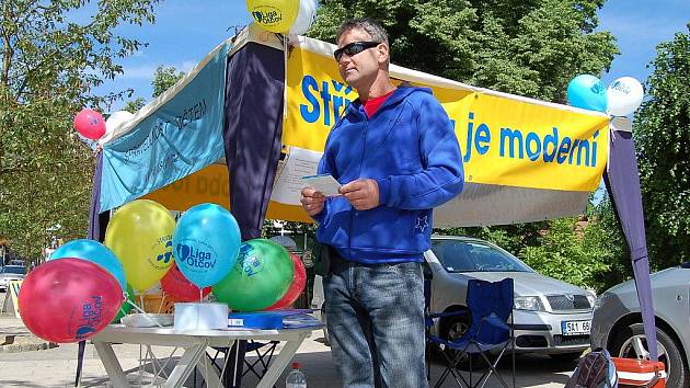 Informační stánek během dne navštívila spousta lidí, kterým zástupci sdružení podali mnoho informací.