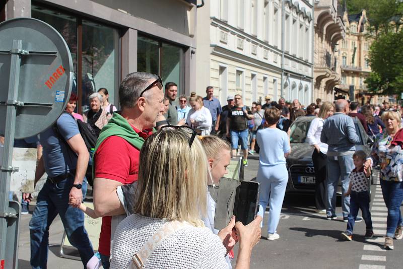 Dva roky se muselo lázeňské město obejít bez historického průvodu. Letos si to lidé užili.