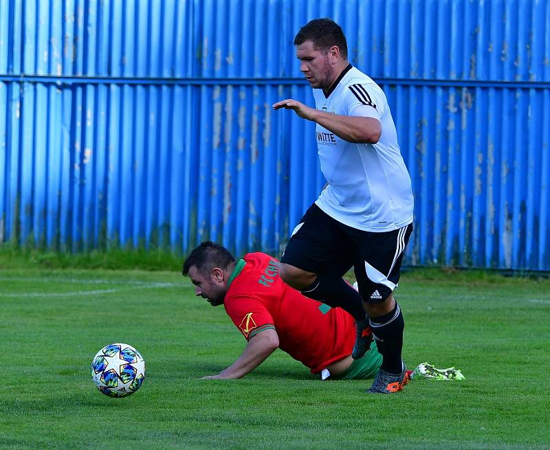 Nejdek (v bílém) si poradil na úvod s FC Cheb, slavil výhru 6:3.