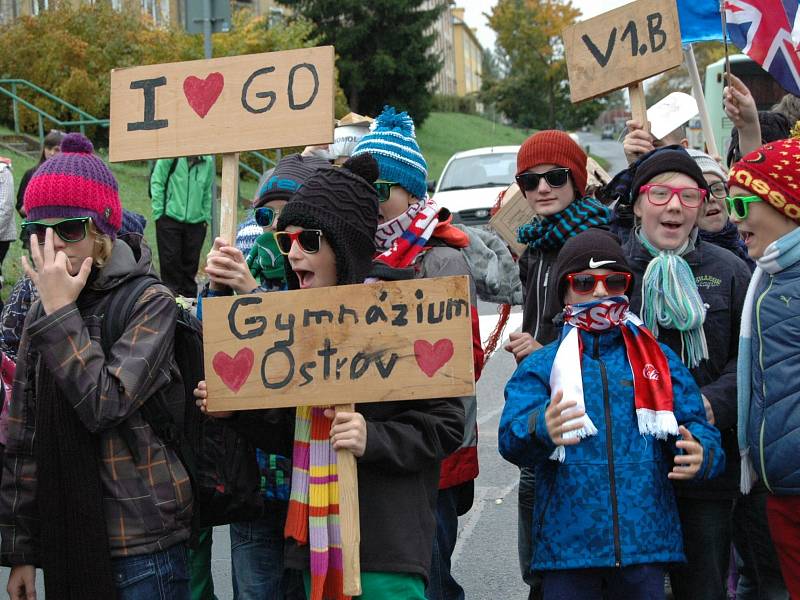 Gymnázium v Ostrově slaví 60. výročí. Studenti připravili průvod masek.