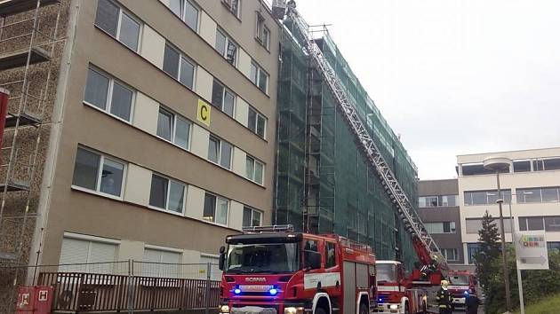 Zásah hasičů v areálu nemocnice.