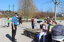 Strážníci karlovarské městské policie navštívili během středečního krásného odpoledne Rolavu a Meandr, kde je v těchto dnech velká koncentrace lidí. Kontrolovali, jak se dodržují nařízení.