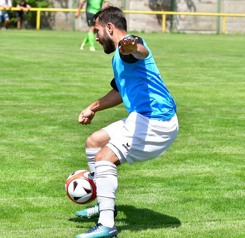 Fotbalisté Vintířova na závěr krajského přeboru zdemolovali Hroznětín v poměru 8:1, a pak se mohli naplno pustit do mistrovských oslav.