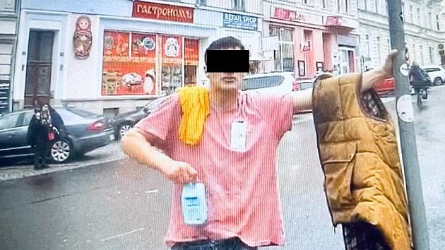 Muž s psychickou poruchou a pod vlivem drog opět zaměstnal strážníky, záchranáře i policisty.