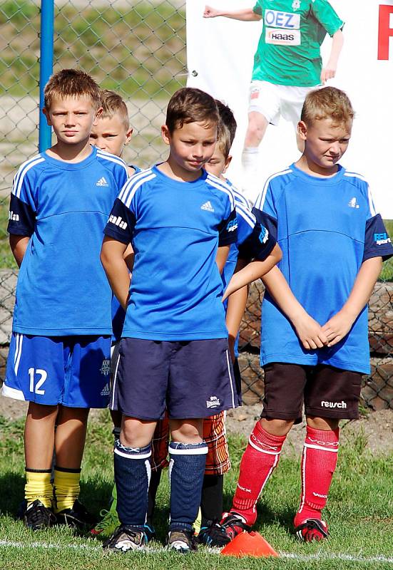 Nejdek žil po celý týden fotbalovým kempem Josefa Hamouze Nejdek – Pět dní. Tak dlouho trval na nejdeckém stadionu premiérový fotbalový kemp Josefa Hamouze, tedy nejdeckého odchovance a například mistra ligy v dresu Slovanu Liberec. Kempu se zúčastnilo ce