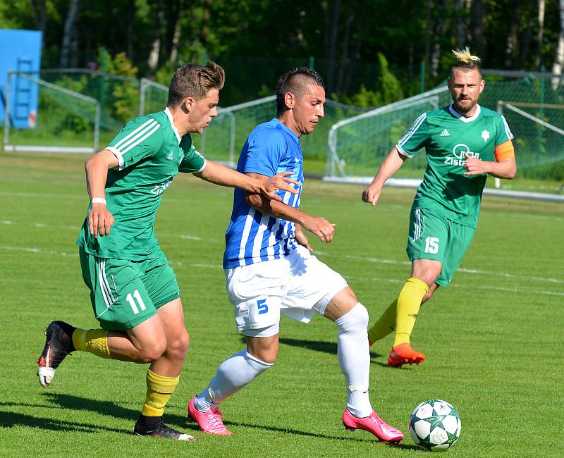 Ostrovský FK (v modrém) si připsal na účet velmi cennou výhru, když v derby pokořil karlovarský 1.FC (v zeleném) v poměru 3:2.