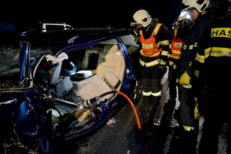 Tragická nehoda u Bochova si vyžádala dva lidské životy