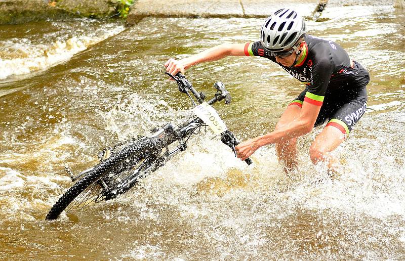 Nevyzpytatelný brod u tenisového areálu Gejzírpark nadělal v rámci 19. ročníku Karlovarského  AM bikemaratonu nejednomu bikerovi nemálo starostí, když někteří z nich se nedobrovolně vykoupali. Jak tomu bude letos?