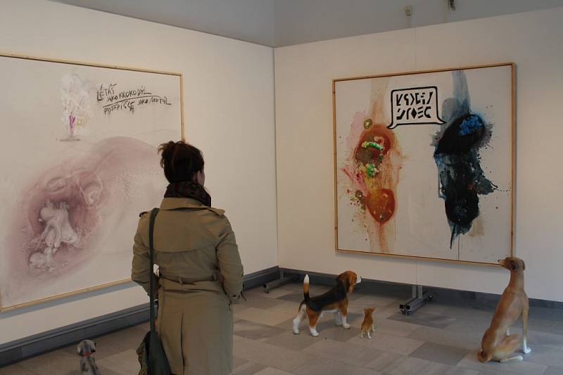 Umělecké výtvory Milana Knížáka vystavené v karlovarské Galerii umění