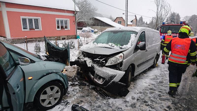 Zásahy hasičů na území Karlovarského kraje poté, co se tady přehnal vítr a sněžení.