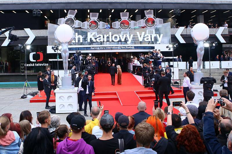 Příjezdem hostů na červený koberec hotelu Thermal začal 56. ročník Mezinárodního filmového festivalu Karlovy Vary.