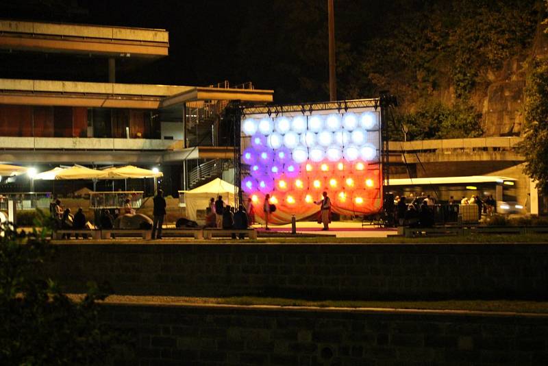 Festival světla VaryZáří, letos na počet 100. výročí vzniku státu.