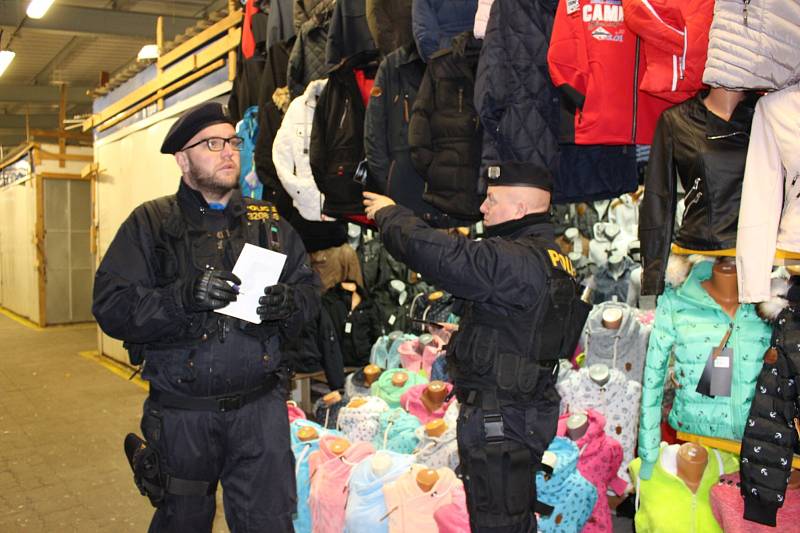 Preventivní policejní akce na tržnici v Potůčkách.