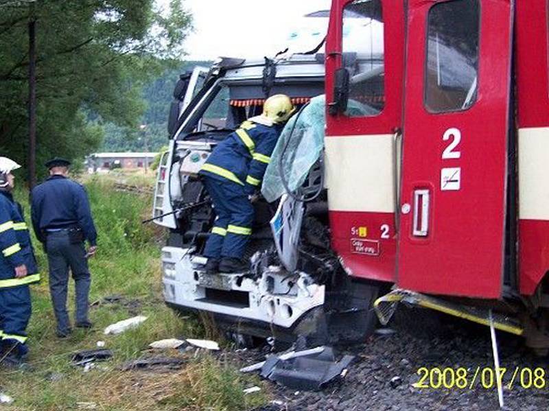 Hromada šrotu zbyla po střetu na nechráněném železničním přejezdu u Hroznětína jak z  osobního vlaku, tak z kamion, jehož řidič havárii zavinil. Hmotné škody na obou vozech policisté přeběžně vyčíslili na dva milony korun.