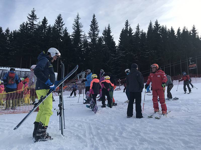 Skiareál Klínovec zahájil v sobotu sezónu.