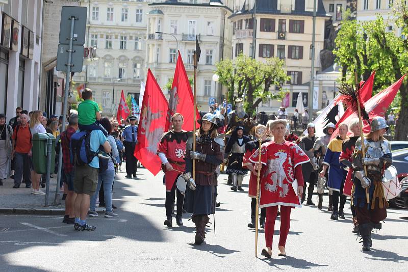 Dva roky se muselo lázeňské město obejít bez historického průvodu. Letos si to lidé užili.