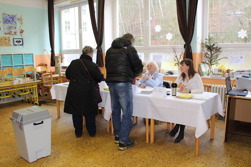 Jedna z volebních místností, kde občané Karlových Varů hlasovali v prvním místním referendu byla i v Základní škole Dukelských hrdinů.