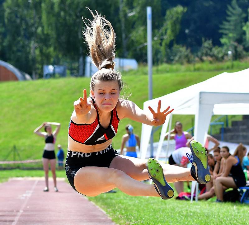 Atletická bitva tří krajů. Tu hostily o víkendu v rámci 1. kola OMD dorostu a juniorů Karlovarského, Plzeňského a Jihočeského kraje Karlovy Vary.