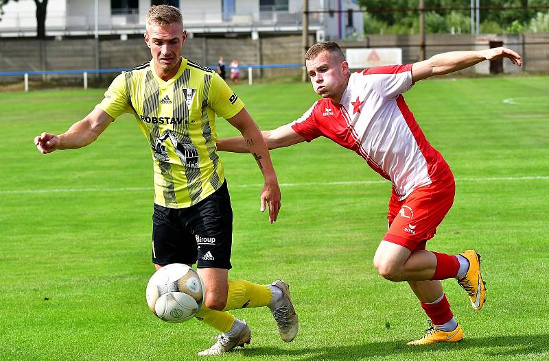 Přeštice (ve žlutém) urvaly cenný skalp třetiligové karlovarské Slavie, kterou porazily na starorolském pažitu v poměru 1:0.