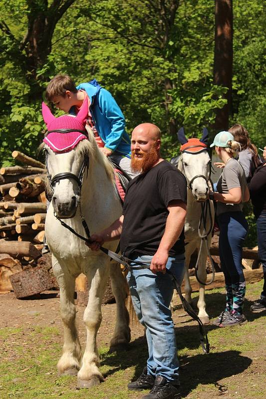 Lidé využili první velké příležitosti a vyrazili se pobavit na Horní hrad.