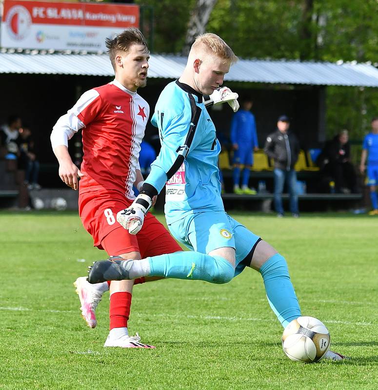 V souboji třetiligových týmů uspěla karlovarská Slavia, která porazila Teplice B 2:0.