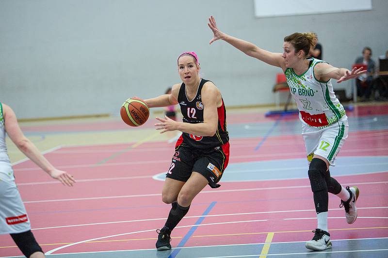 Utkání o třetí místo českého poháru v basketbalu žen, Final 4 v Karlových Varech, BS DSK Basketball Nymburk KV - BLK Slavia Praha (v červených dresech).