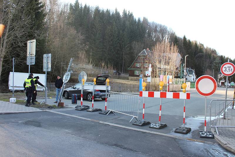 Hraniční přechod na Božím Daru a v Potůčkách jsou uzavřeny. Řidiči z obou stran hranic to ale zkoušejí. Někteří se pokoušejí policisty přemlouvat, jiní opatření nechápou. Jen málo je těch, co o nich nevěděli.