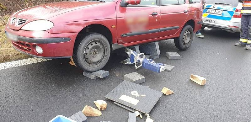 Pod vozem zaklíněného psa vyprostili hasiči, nadzvedli auto