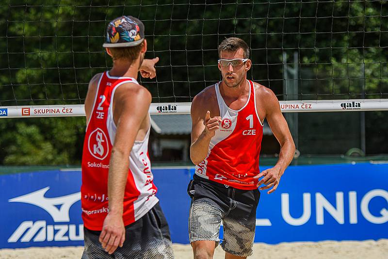 V Chodově triumfovali na Českém poháru beachvolejbalisté Perušič se Schweinerem.
