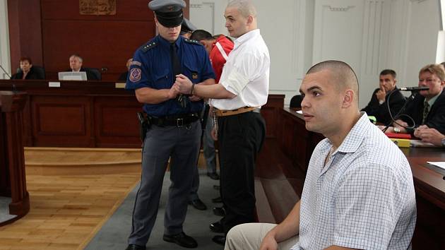 I když deset členů zločineckého gangu, za jehož šéfa je považován Milan Zádamský, požádalo už před týdnem o propuštění na svobodu, stále zůstávají ve vazbě.