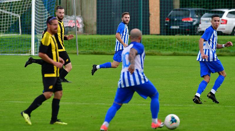 V nastaveném čase rozhodl brankou na 3:2 o výhře Březové v souboji s Ostrovem útočník David Vaněček.