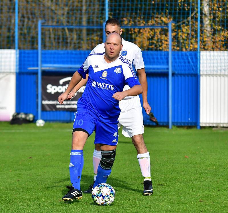 Fotbalisté Bečova ( v bílém) si o víkendu připsali na svůj účet v okresním přeboru velmi cennou výhru 4:1 nad Nejdkem B.