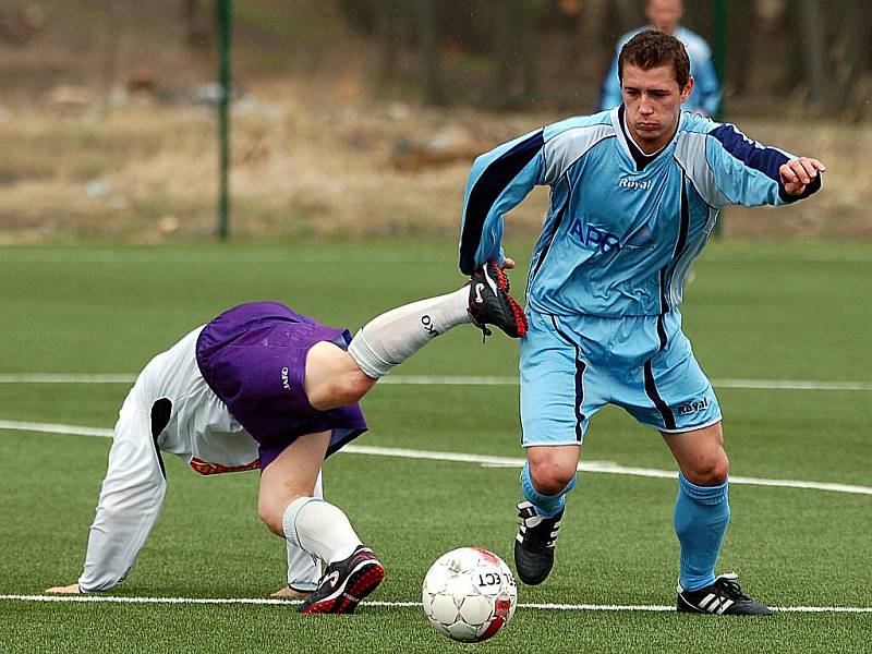 Ve druhém jarním kole krajské I. B třídy vyprášil Slavoj Bečov (v modrém) ve fotbalovém azylu na ostrovské umělce poslední celek tabulky Hrozňatov (v bílém) v poměru 5:0.