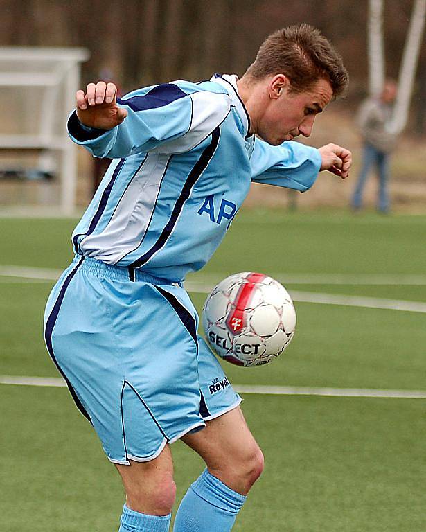 Ve druhém jarním kole krajské I. B třídy vyprášil Slavoj Bečov (v modrém) ve fotbalovém azylu na ostrovské umělce poslední celek tabulky Hrozňatov (v bílém) v poměru 5:0.