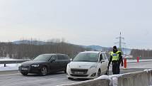 Policisté nadále kontrolují řidiče na okresních hranicích.