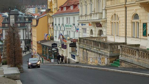 ZÁMECKÝ VRCH. Jedno z kritických míst na dopravní mapě města.   