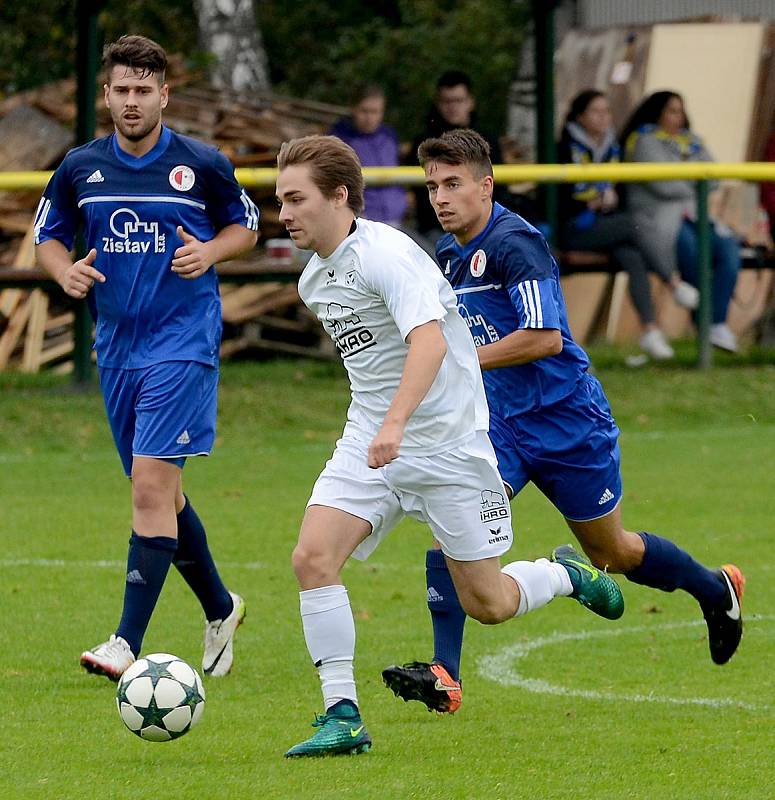 Krajské divizní derby nevyšlo hráčům Mariánských Lázní (v bílém) podle jejich představ, když museli skousnout potupnou prohru 0:6.