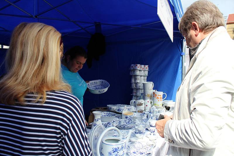 Porcelán i folklor láká stovky lidí.